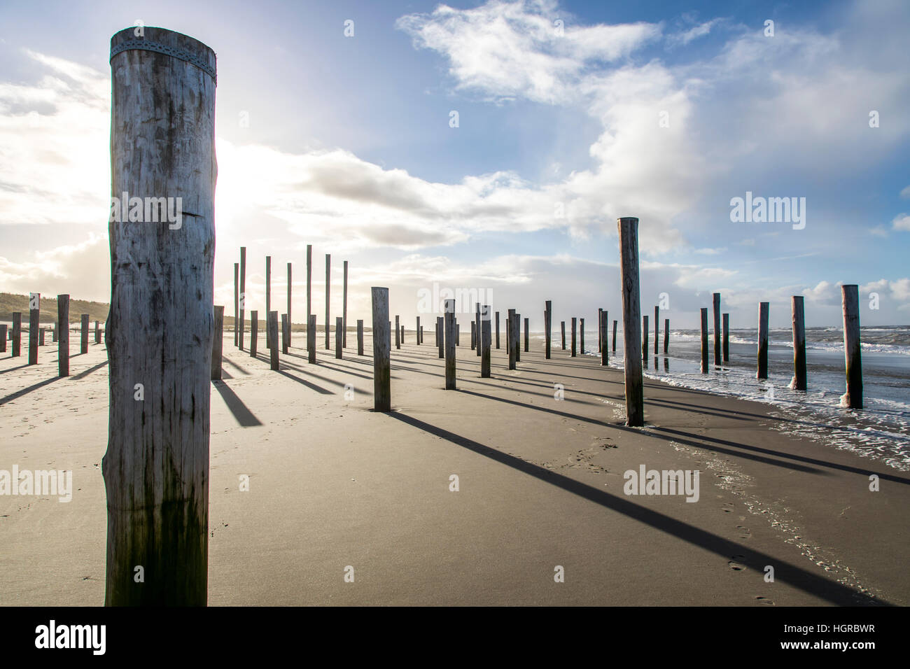 Artwork, Kunstinstallation "Petten in Palen" an der Nordküste von Petten, Nordholland, 160 Holzpfähle, die Silhouette der ehemaligen Dorf Chu Stockfoto