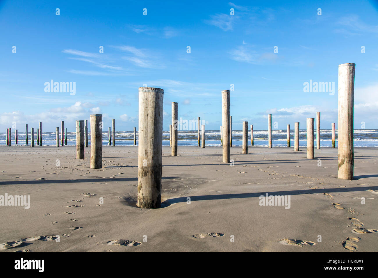 Artwork, Kunstinstallation "Petten in Palen" an der Nordküste von Petten, Nordholland, 160 Holzpfähle, die Silhouette der ehemaligen Dorf Chu Stockfoto