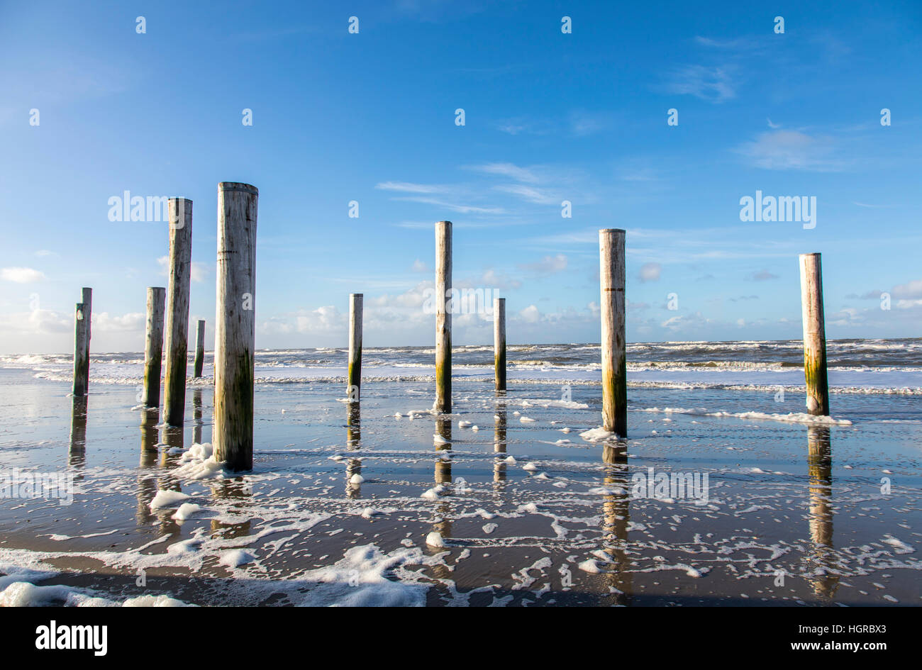 Artwork, Kunstinstallation "Petten in Palen" an der Nordküste von Petten, Nordholland, 160 Holzpfähle, die Silhouette der ehemaligen Dorf Chu Stockfoto