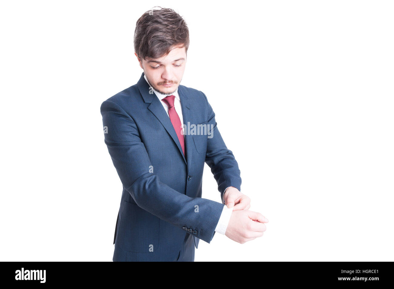 Porträt der Geschäftsmann seine Manschette Shirt isoliert auf weißem Hintergrund mit textfreiraum Text anordnen Stockfoto