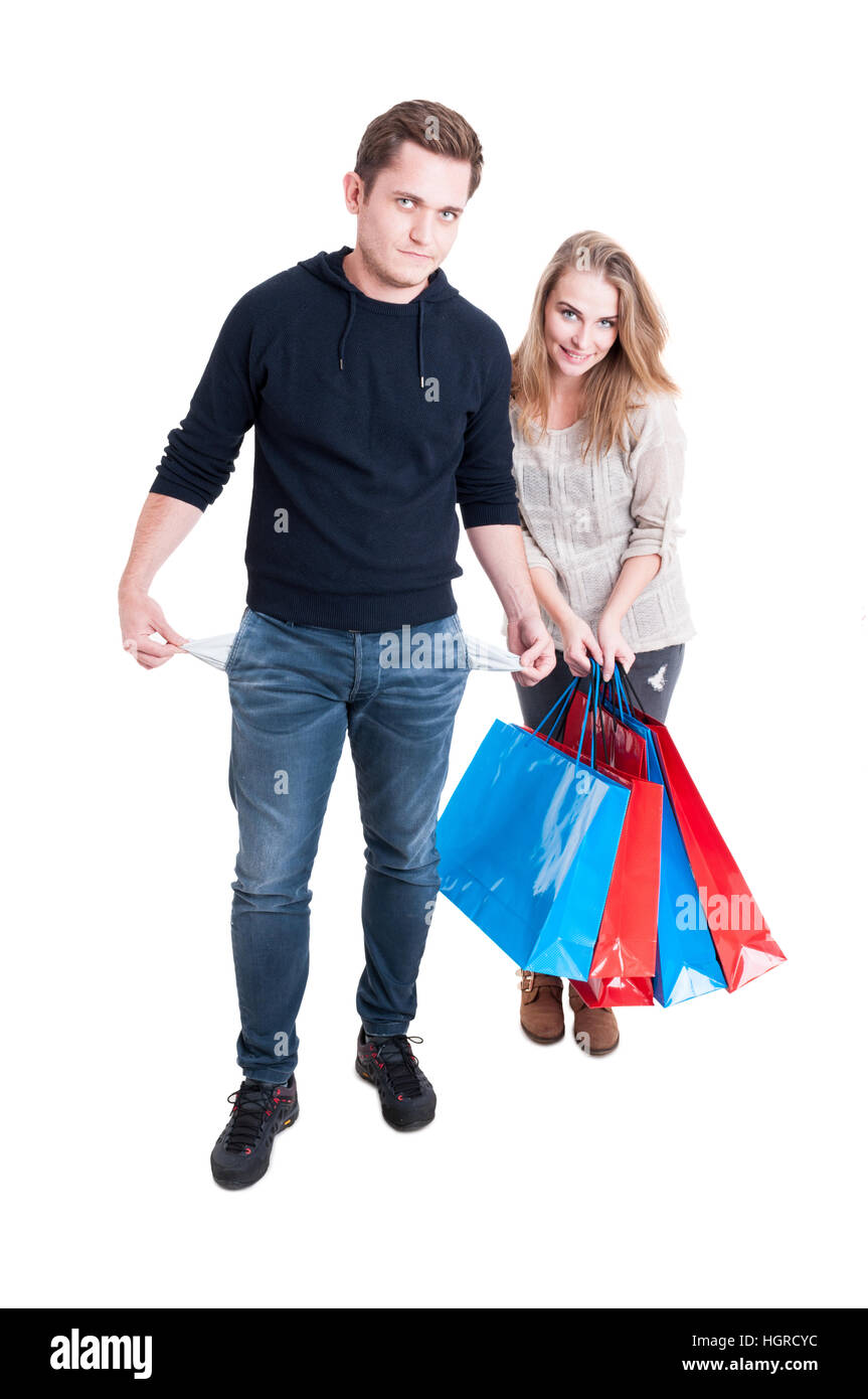 Ganzkörper des Paares hält Einkaufstaschen mit leeren Taschen wie die Ausgaben zu viel isolierten auf weißen Hintergrund Stockfoto