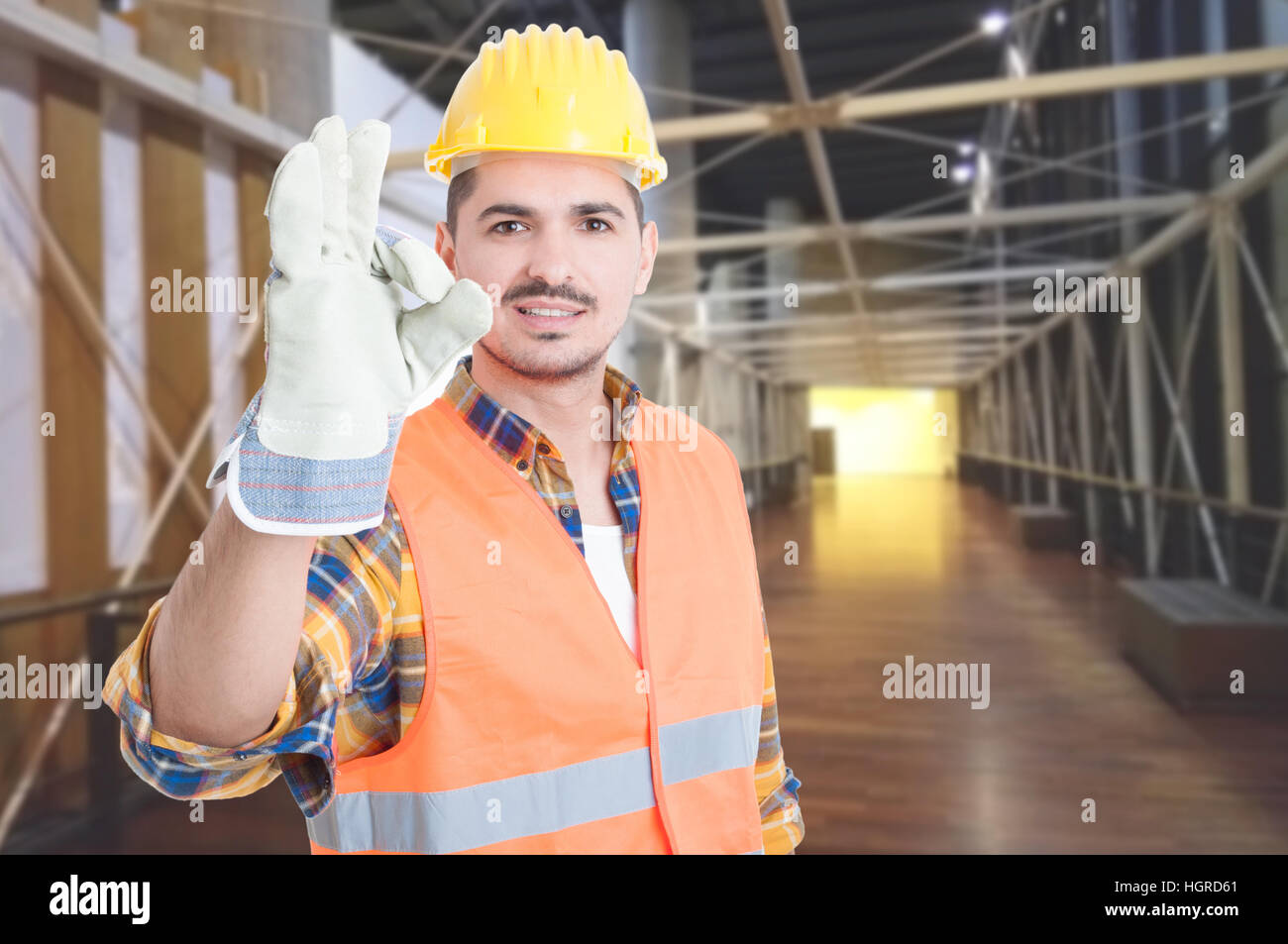 Glücklich Konstruktor tun ok Sign. Geste als große Gebäude Dienstleistungskonzept mit Textbereich Stockfoto