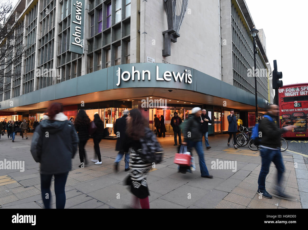 Eine Gesamtansicht des Zeichens auf John Lewis auf der Oxford Street in London, wie als das Kaufhaus berichtet einen 2,7 % Anstieg der Umsätze über Weihnachten Handelsperiode aber sagte, dass die Partnerschaft Bonus wahrscheinlich ist "deutlich" als letztes ja. Stockfoto