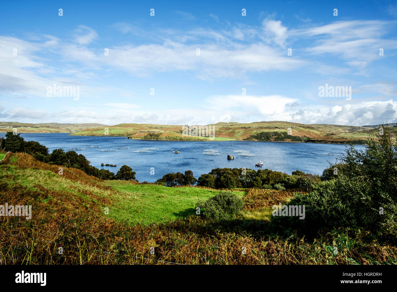 Fischzucht, umgeben von der wunderschönen Landschaft der Isle Of Skye, Schottland Stockfoto