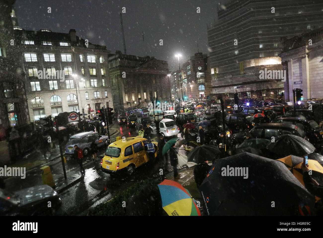 Schwarzes Taxi Taxifahrer protestieren, indem bringen Verkehr zum Stillstand an Bank Kreuzung, City of London in einer Reihe über Pläne, Fahrzeuge, darunter auch lizenzierte Taxis aus dem Bereich zu beschränken. Stockfoto