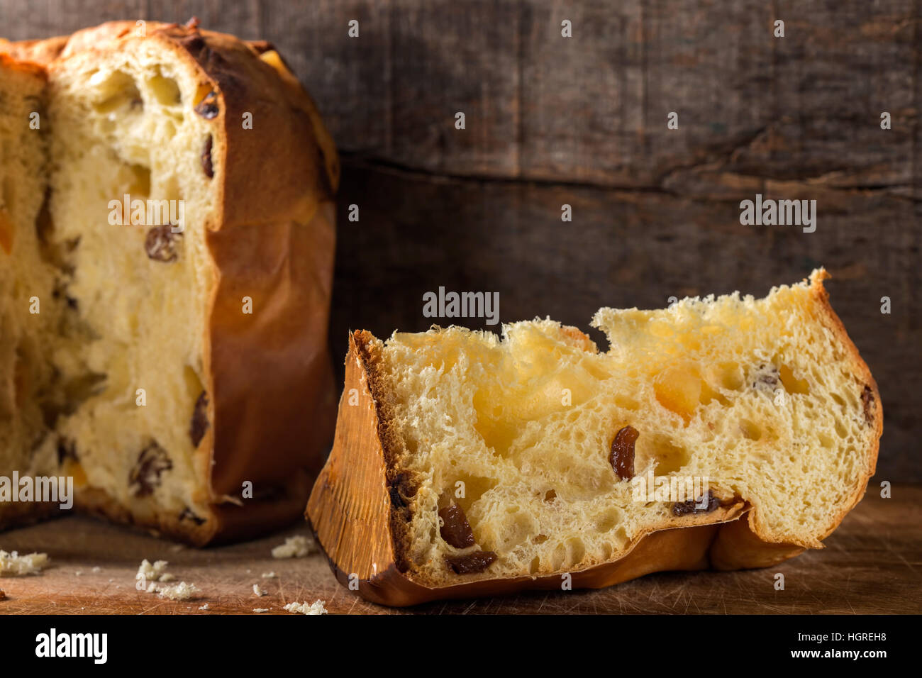 Scheibe des Panettone auf rustikalen Holztisch Stockfoto