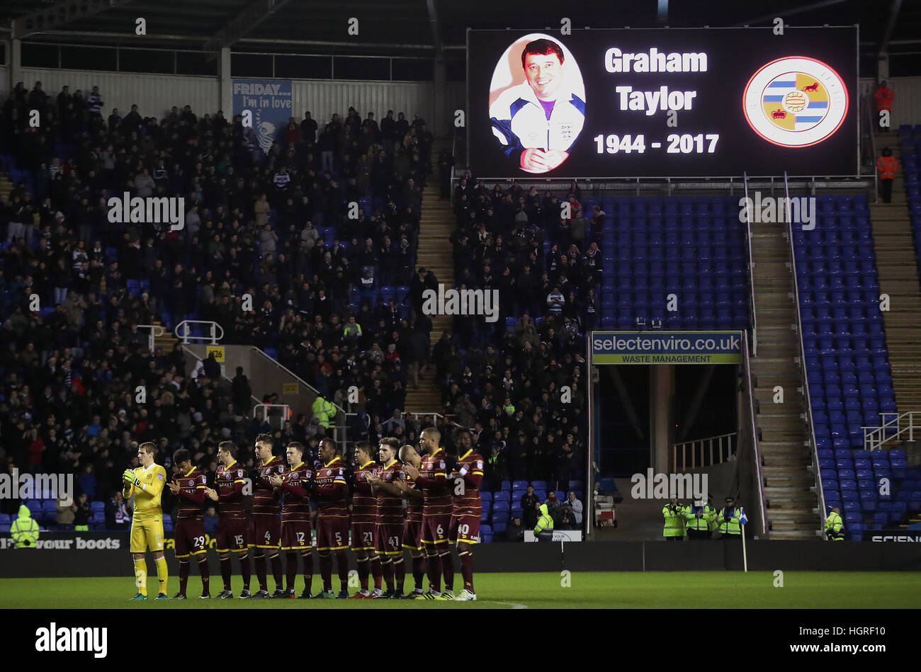 Queens Park Rangers Spieler während der Applaus eine Schweigeminute im Gedenken an Graham Taylor vor der Himmel Bet Meisterschaft match bei The Madejski Stadium, lesen. Stockfoto