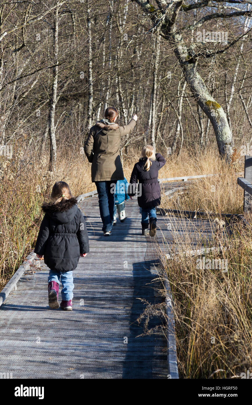 Mutter & 3 Kinder drei Kinder Töchter auf Gehweg Weg Fuß Weg Fußweg Marais de Lavours National Nature Reserve. Frankreich Stockfoto