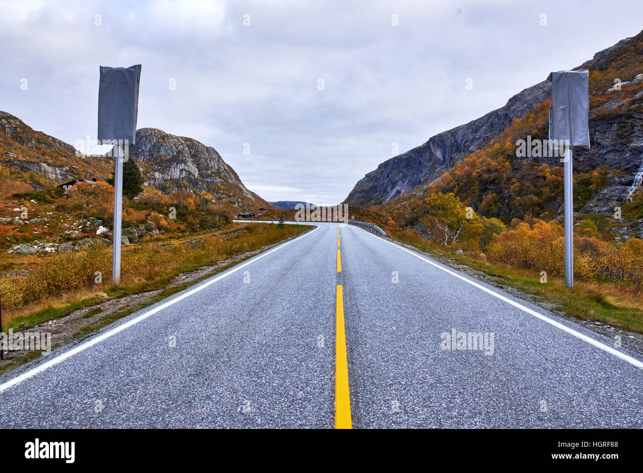 Highway 45 in Rogaland, Norwegen, wobei ein scharfes biegen Sie links ab, zwischen Herbst farbige Bäume auf die Berghänge Stockfoto