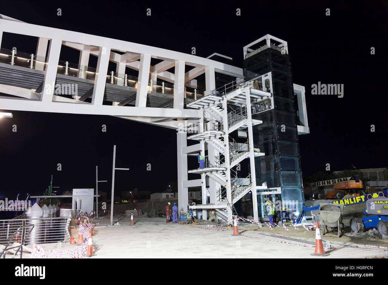 Brücke über die Dubai Wasserkanal-Baustelle in der Nacht Stockfoto