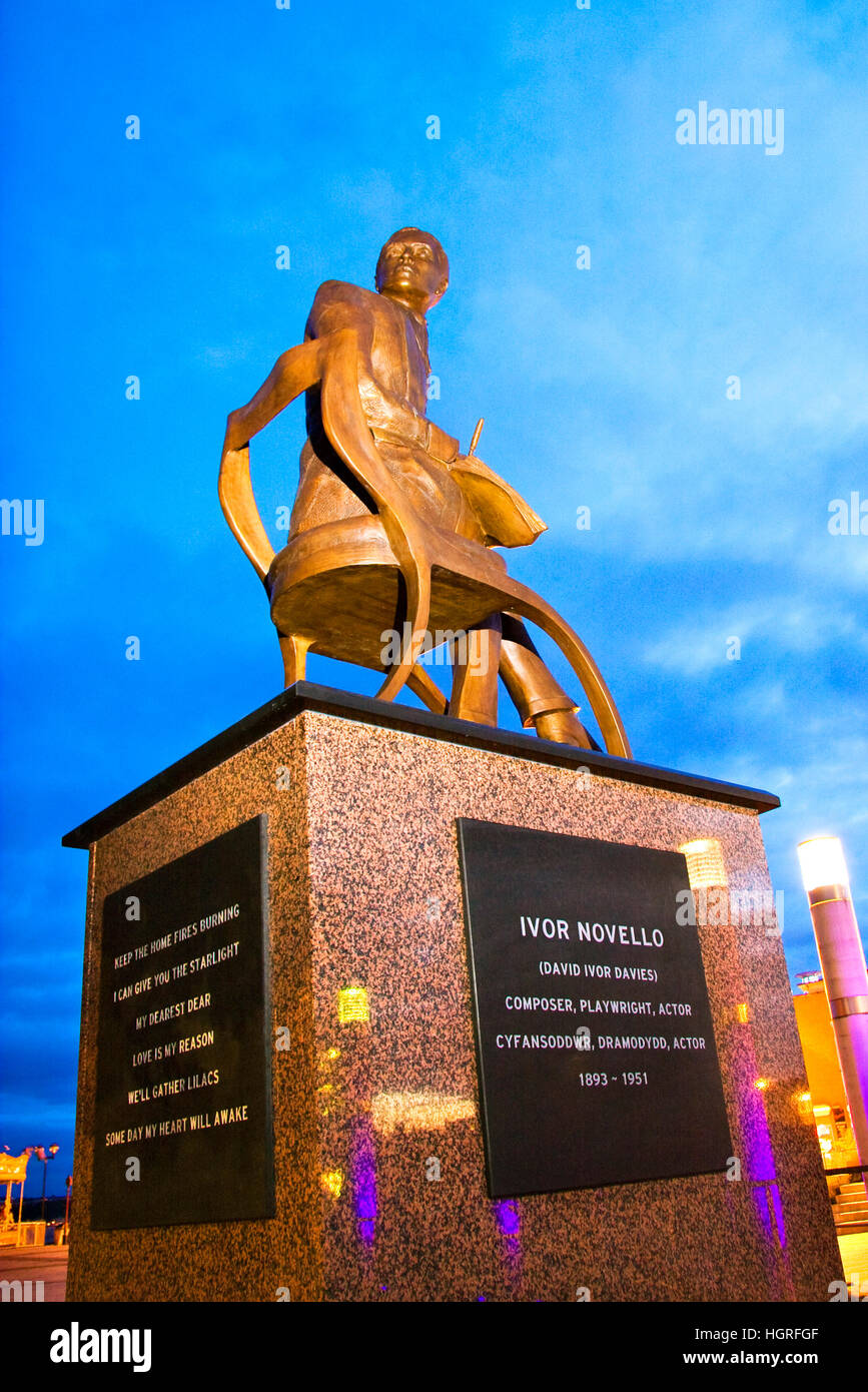 Statue von Ivor Novello mit Blick auf das ovale Becken, Bucht von Cardiff, Wales, UK Stockfoto