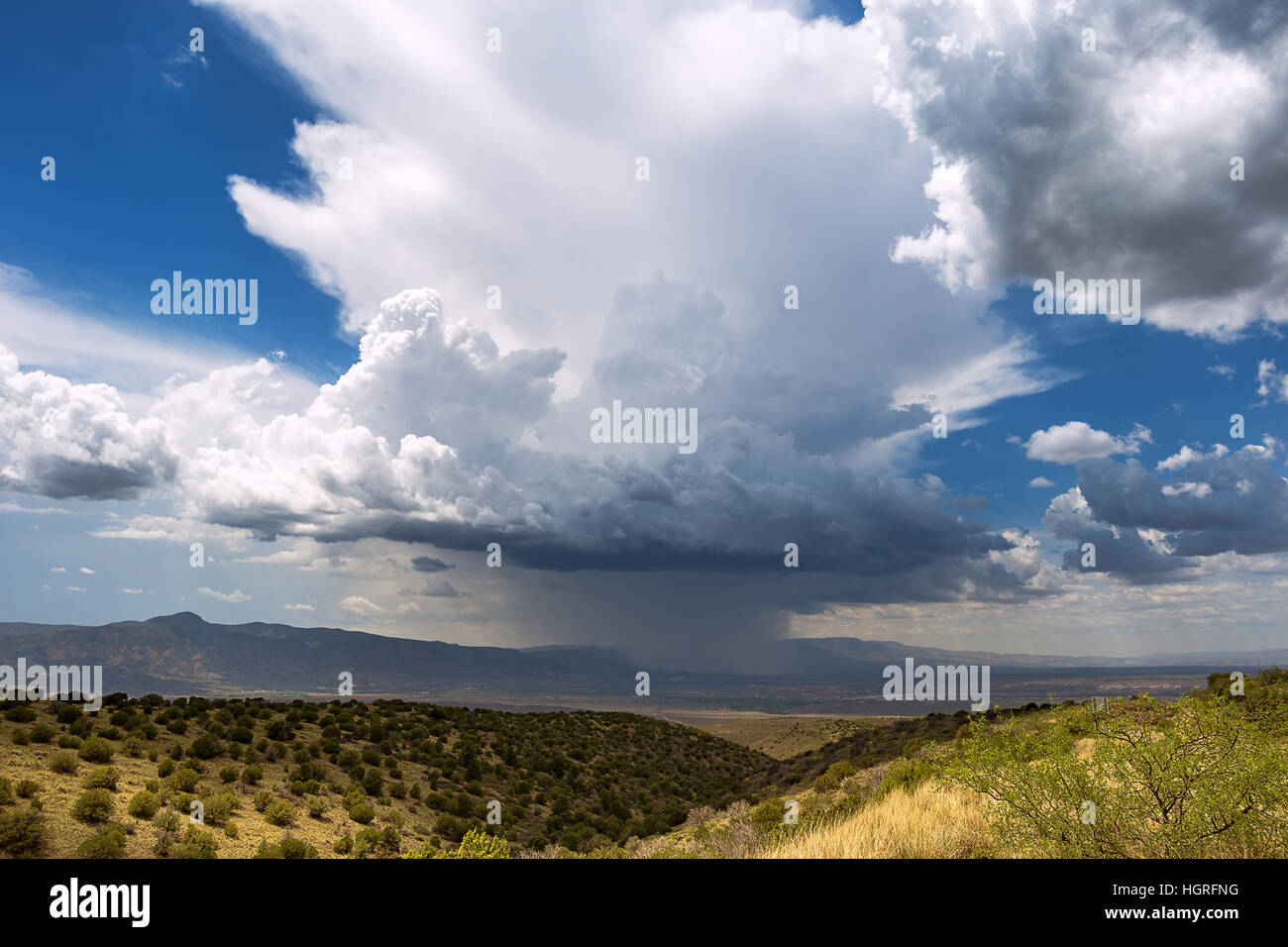 Fernen Gewitterwolken am Horizont in der Nähe von Camp Verde, Arizona Stockfoto