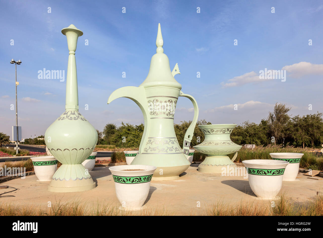 Traditionelle arabische Kaffeekanne in einem Kreisverkehr in Al Ain. Emirat von Abu Dhabi, Vereinigte Arabische Emirate Stockfoto