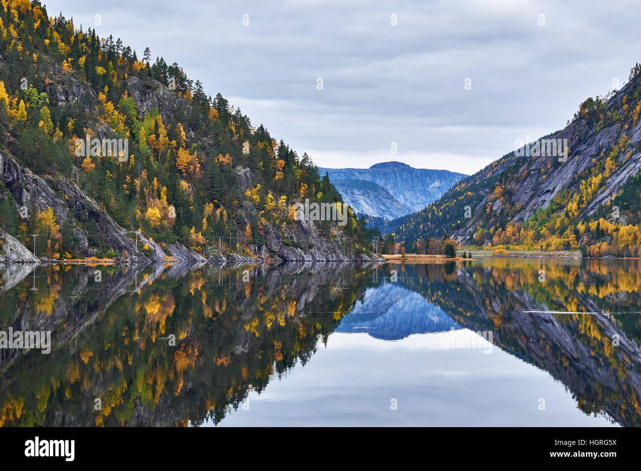 Völlig ruhige Gewässern auf See Flaani zwischen Berghänge bedeckt im Herbst farbige Bäume in der Nähe von Route 9 in Südnorwegen Stockfoto