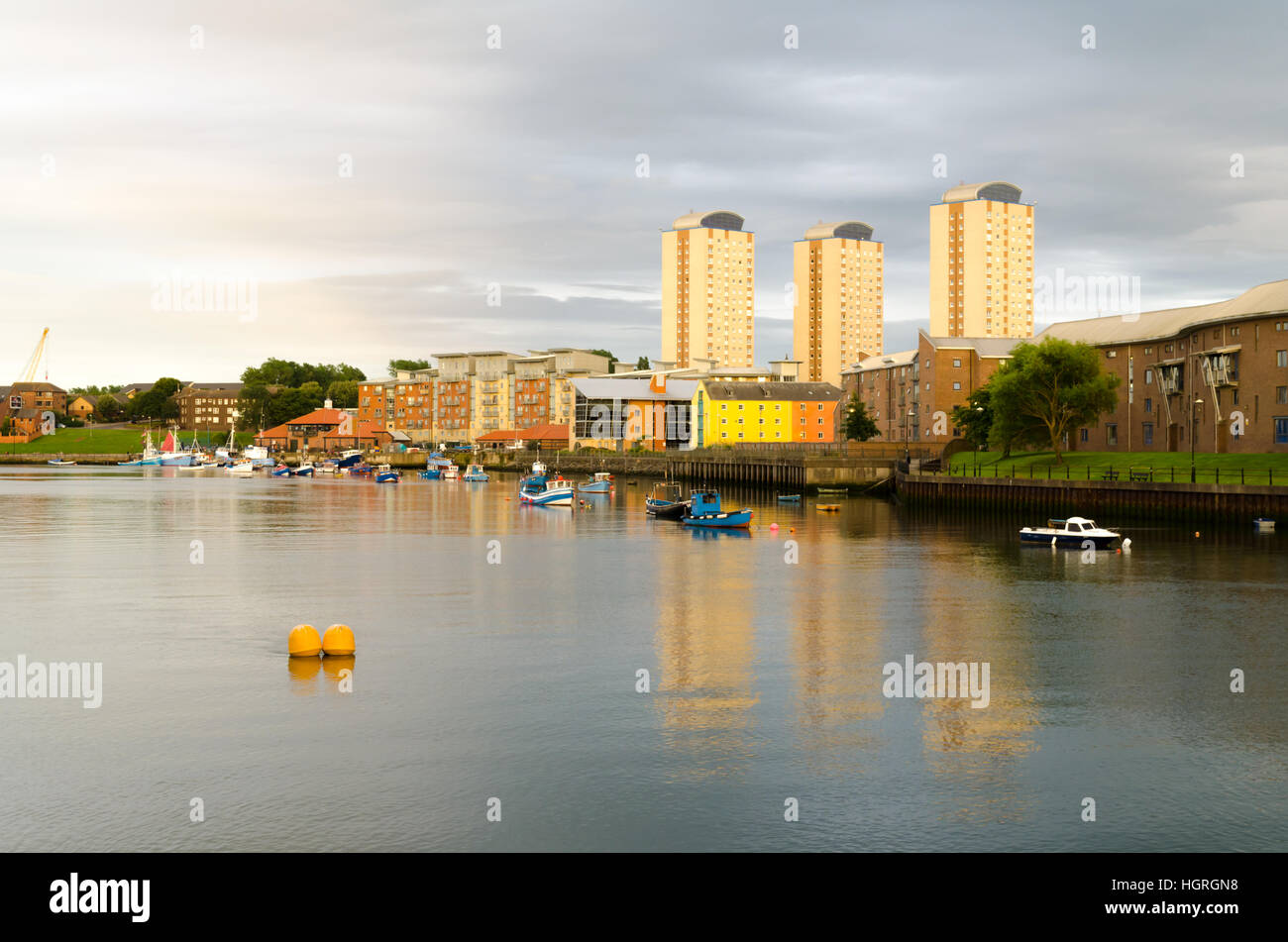 Boote auf dem Fluss Wear und Südufer des Flusses tragen bei Sunderland Stockfoto