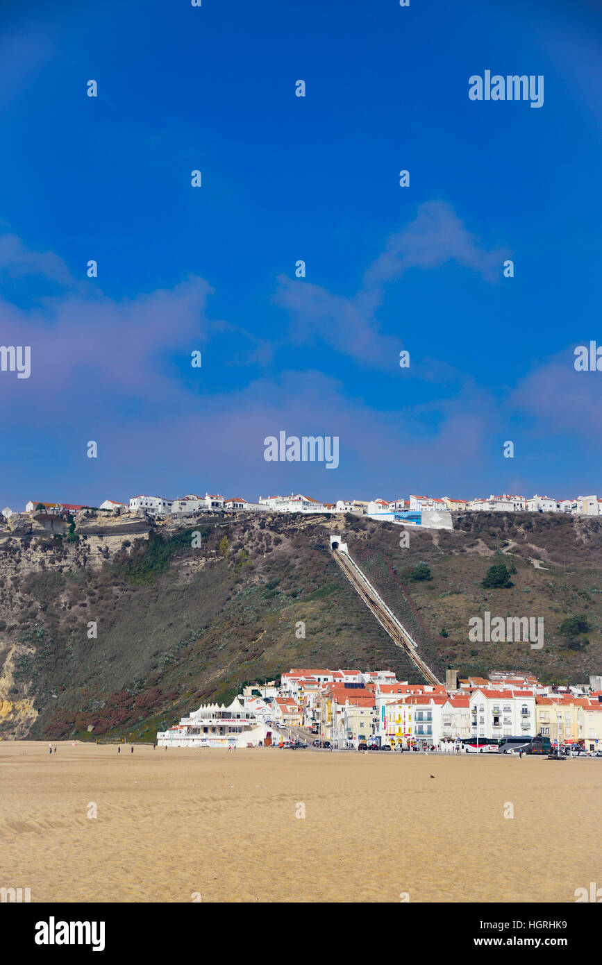 blauer Himmel, Hillview Häuser am Meer, Hügel-Schiene, Stockfoto