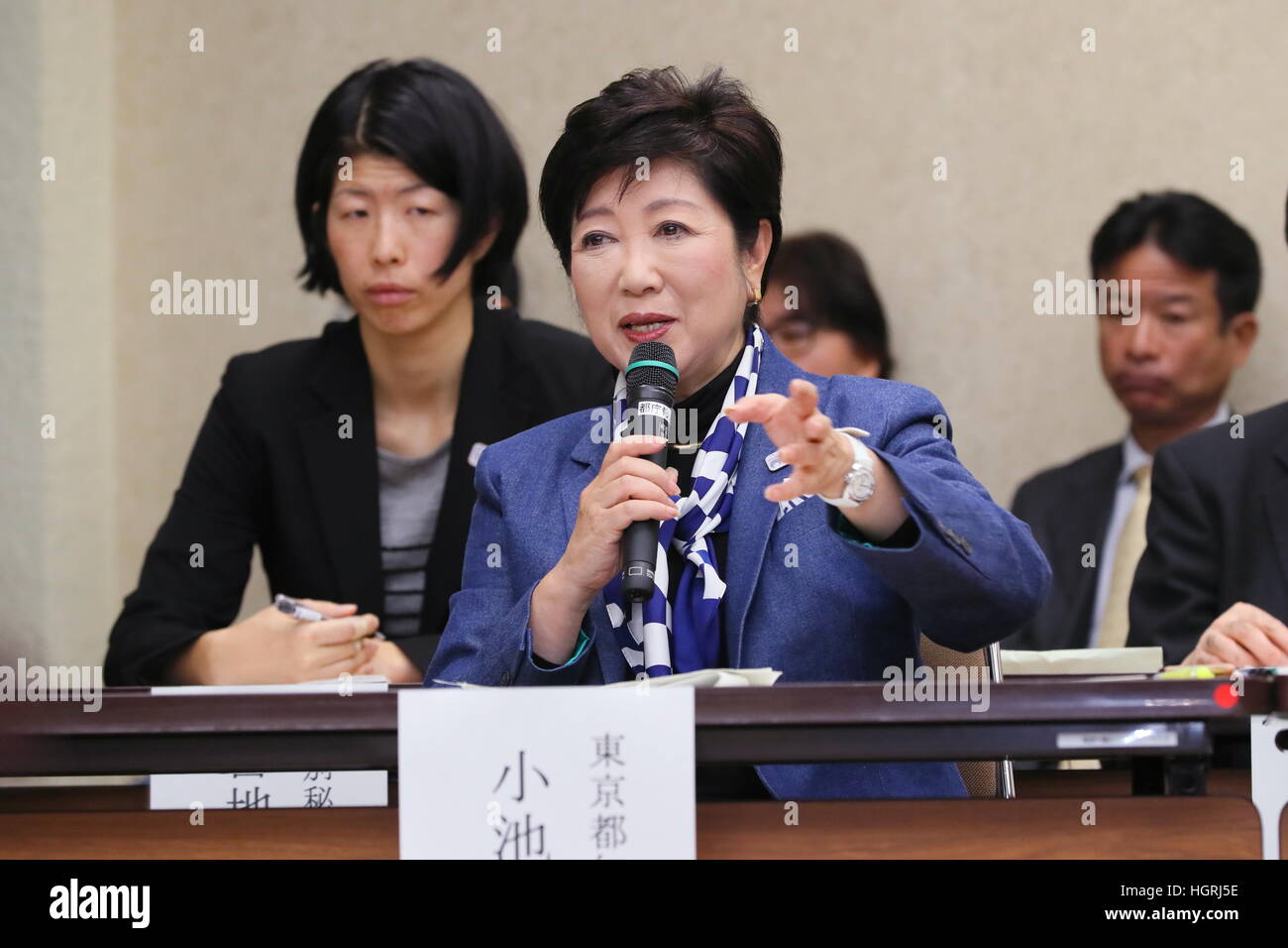 Tokio, Japan. 11. Januar inspiziert 2017.Tokyo Gouverneur Yuriko Koike den Tsukiji-Großhandelsmarkt in Tokio, Japan. Aging Markt war geplant, im November letzten Jahres in nahe gelegenen Toyosu Hafenviertel verlegen werden. Es wurde aber verschoben aufgrund von Bedenken wegen Kontamination von Böden am neuen Standort in Tokio, Japan. Bildnachweis: AFLO/Alamy Live-Nachrichten Stockfoto