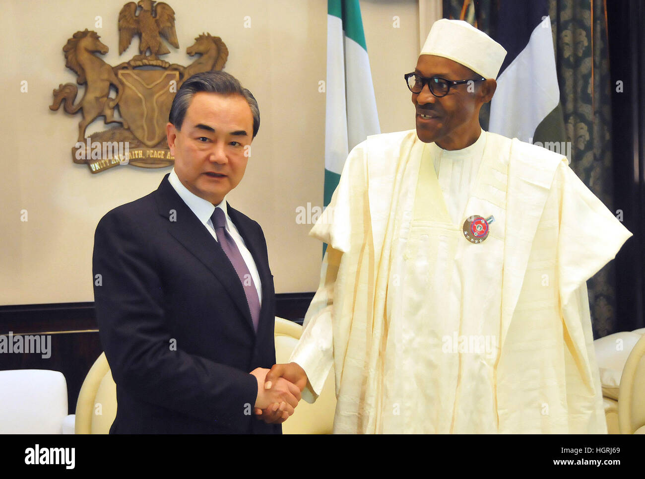 Abuja, Nigeria. 11. Januar 2017. Nigerian President Muhammadu Buhari (R) trifft sich mit chinesischen Außenminister Wang Yi in Abuja, Nigeria. Die nigerianische Regierung bekräftigte seine Verpflichtung zur ein-China-Politik am Mittwoch, sagte, dass Nigeria die langjährige Freundschaft und Zusammenarbeit mit China verpflichtet bleibt. Bildnachweis: Zhang Baoping/Xinhua/Alamy Live-Nachrichten Stockfoto