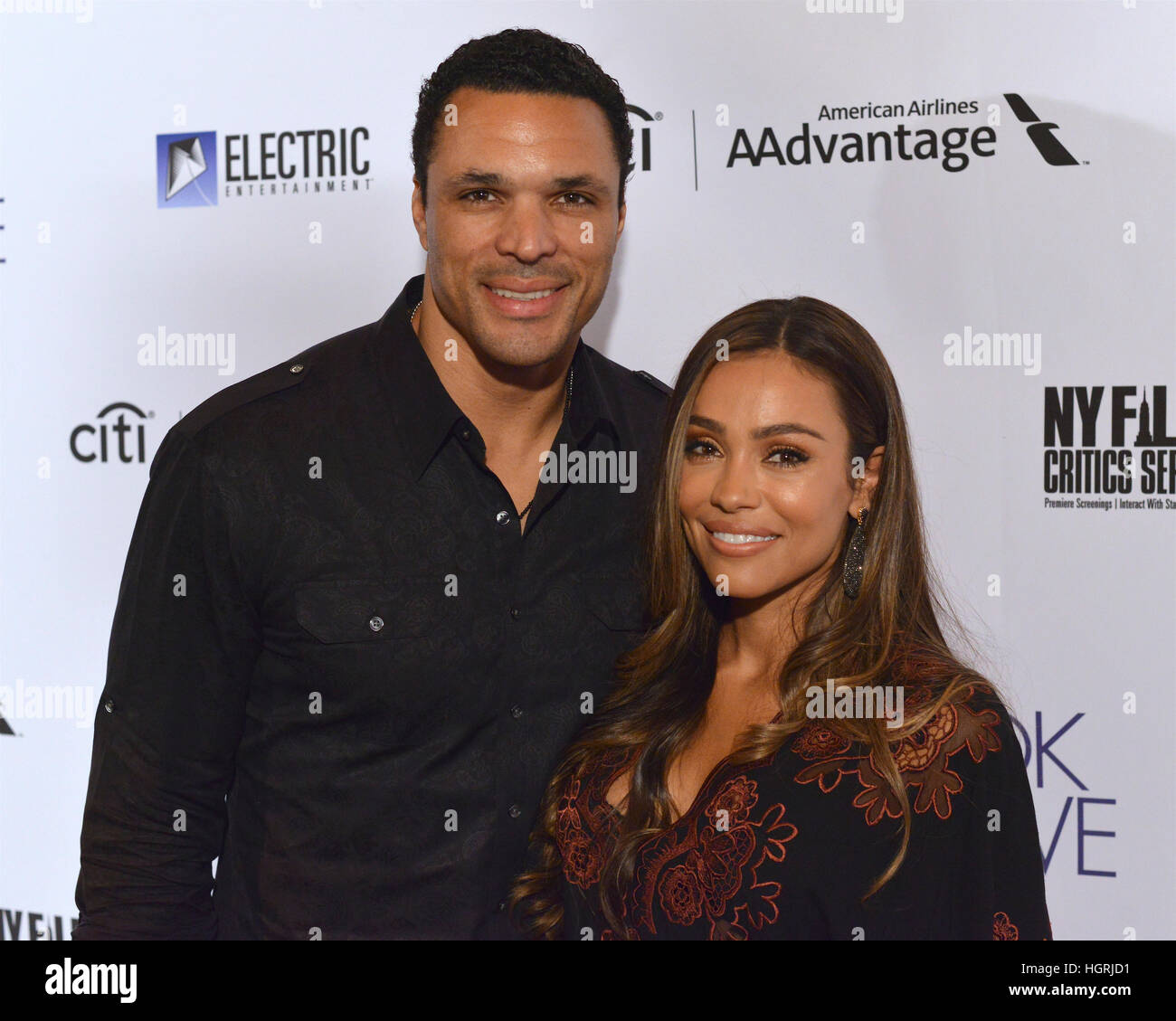 Tony Gonzalez und Oktober Gonzalez kommt bei der Premiere von Electric Entertainment "The Book Of Love" im pazifischen Theater im The Grove in Los Angeles, Kalifornien am 10. Januar 2017. Stockfoto