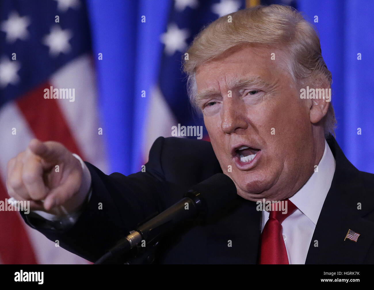 New York, USA. 11. Januar 2017. Vereinigte Staaten Präsident elect Donald Trump zeigt seine Finger, wenn er auf einer Pressekonferenz im Trump Tower am 11. Januar 2017 in New York, USA spricht. Die Präsidenten sprach und beantwortete Fragen auf dem drehen über sein Unternehmen an seine Kinder, e-Mail-hacking und gefälschte Nachrichten. Trump ist immer noch Abhaltung Tagungen im Obergeschoss im Trump Tower, da er weiterhin in Schlüsselpositionen in seinem neuen Amt zu füllen. -KEIN Draht-SERVICE - Foto: John Angelillo/Consolidated/Dpa/Alamy Live News Stockfoto