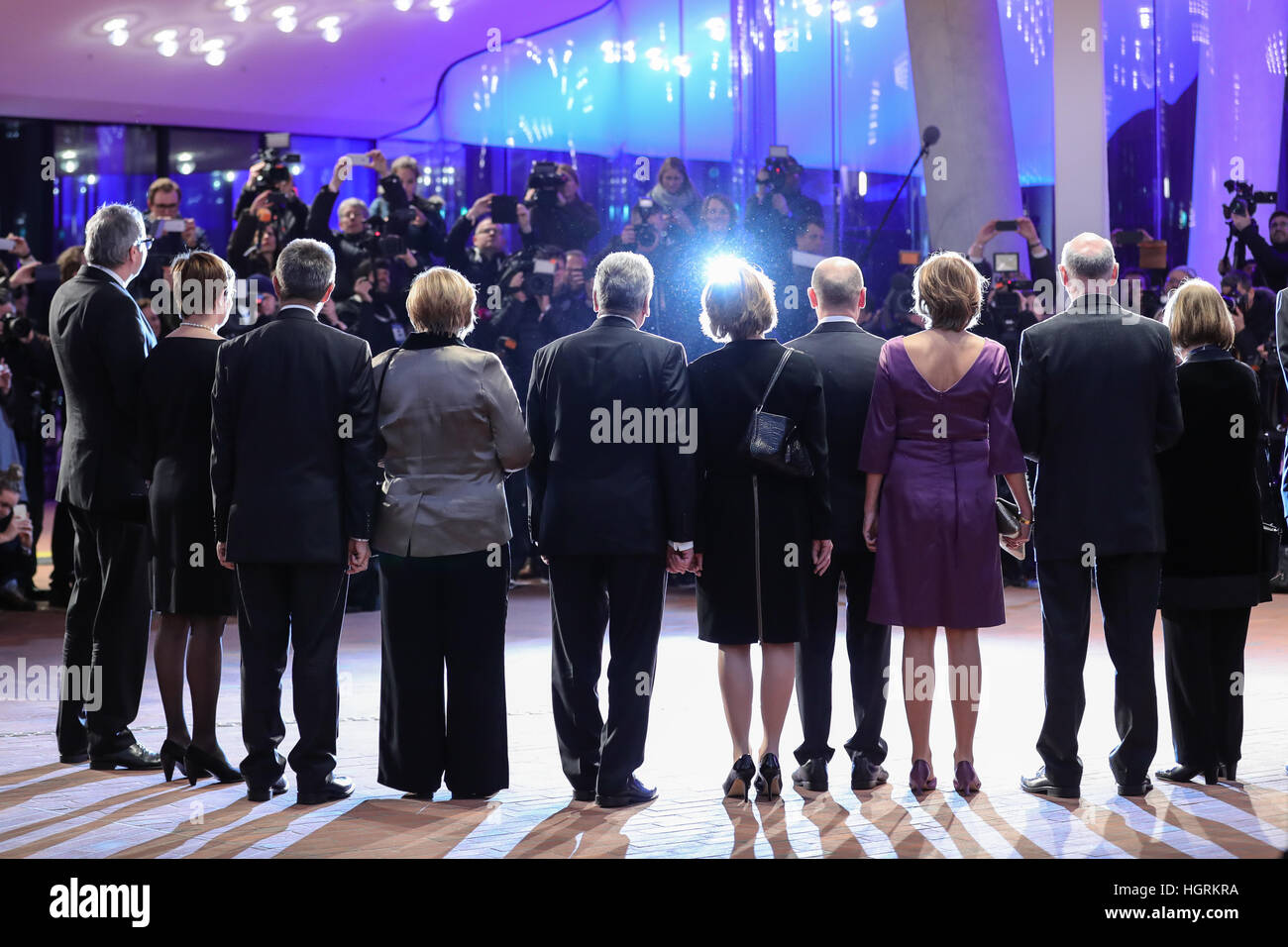 Hamburg, Deutschland. 11. Januar 2017. Präsident der deutschen konstitutionelle Gericht Andreas Vosskuhle (l-R), seine Frau Eva Vosskuhle, Joachim Sauer, deutscher Chancllor Angela Merkel (CDU), Bundespräsident Joachim Gauck Gaucks partner Daniela Schadt, Bürgermeister von Hamburg Olaf Scholz (SPD), Scholz Frau Britta Ernst, Bundestag Präsident Norbert Lammert (CDU) und seine Frau Gertrud Lammert, bei der Eröffnung der Elbphilharmonie (Elbphilharmonie) in Hamburg, Deutschland, 11. Januar 2017. Bildnachweis: Dpa picture Alliance/Alamy Live News Stockfoto