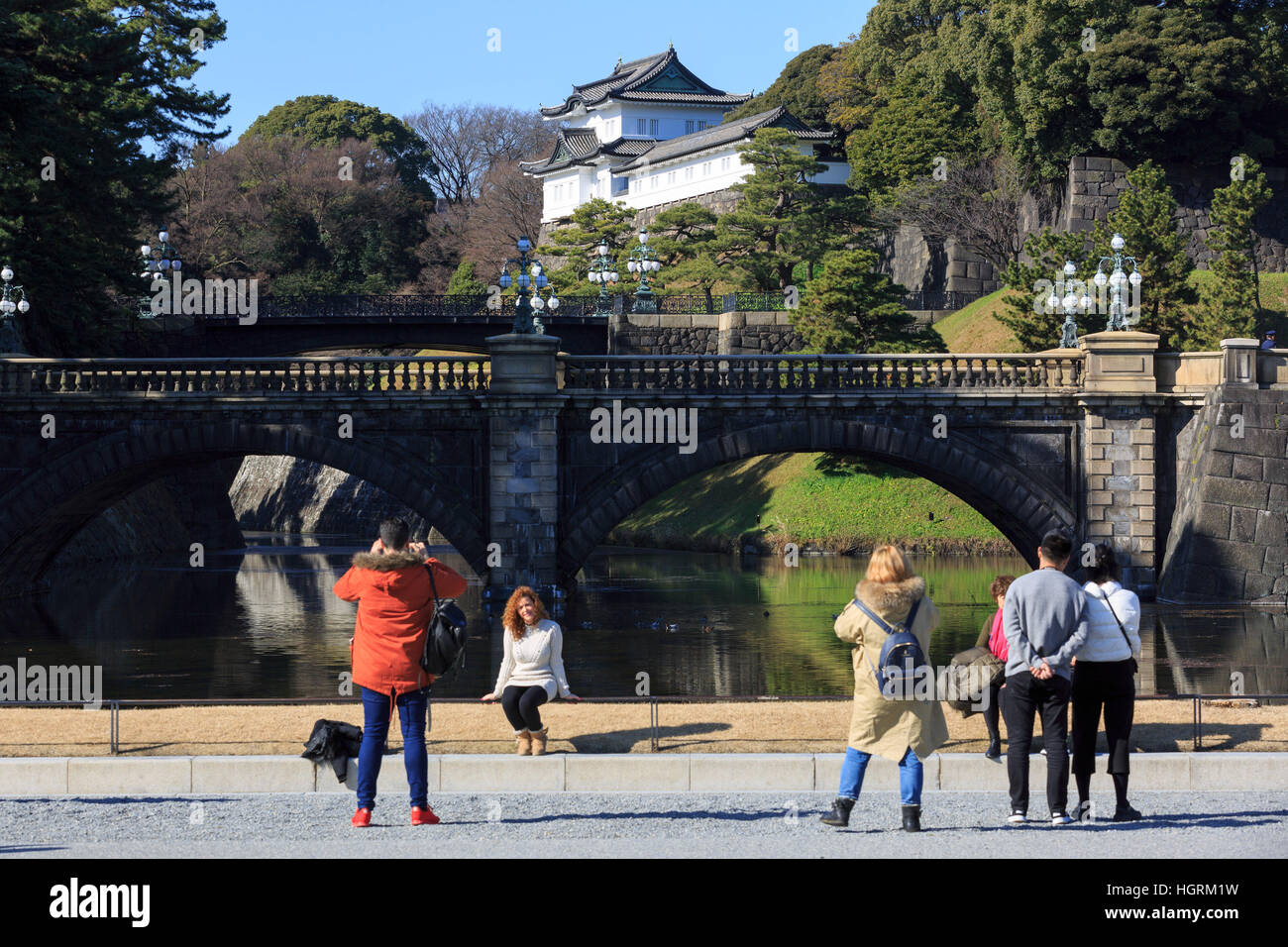 Besucher fotografieren Seimon-Tetsubashi (Main Gate Bridge) der Kaiserpalast von Tokio, am 12. Januar 2017, Tokio, Japan. Die japanische Regierung berät Rechtsänderungen für die Abdankung von Kaiser Akihito (83 Jahre alt) und der Aufstieg auf den Thron seines ältesten Sohnes Kronprinz Naruhito am Silvester Tag 2019 ermöglichen. Dies wäre das 30. Jahr der Akihito Herrschaft. Aktuelle japanische Gesetz hat keine Bestimmung, einen Kaiser zurücktreten zu lassen, aber es gibt öffentlicher Unterstützung für Akihito, beiseite zu treten nach einer öffentlichen Adresse im Jahr 2016 wo äußerte er Bedenken, die seinem Alter ihn, f stoppen kann Stockfoto