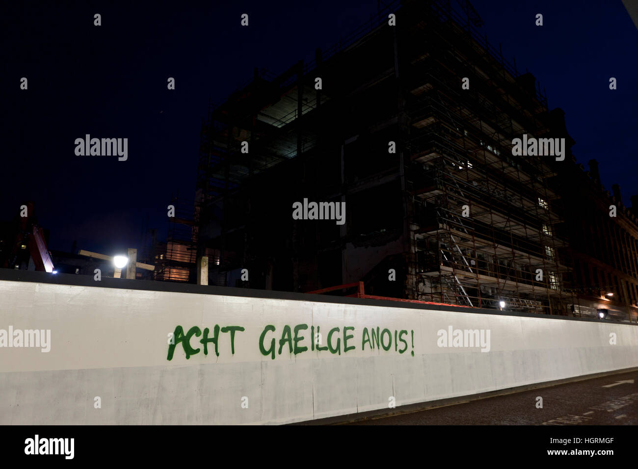 Castle Street, Belfast, UK. 12. Januar 2017. Ein neues Stück von Graffiti auf einem Gebäude Website Horten ist erschienen. vereinbarungsgemäß St Andrews fand im Jahr 2006 und 2007 erklärte Royal Akzent erhielt "die Regierung wird eine irische Sprache Handlung Nachdenken über die Erfahrung von Wales und Irland einzuführen und arbeiten mit der eingehenden Exekutive zu verbessern und die Entwicklung der irischen Sprache zu schützen. © Bonzo/Alamy Live-Nachrichten Stockfoto