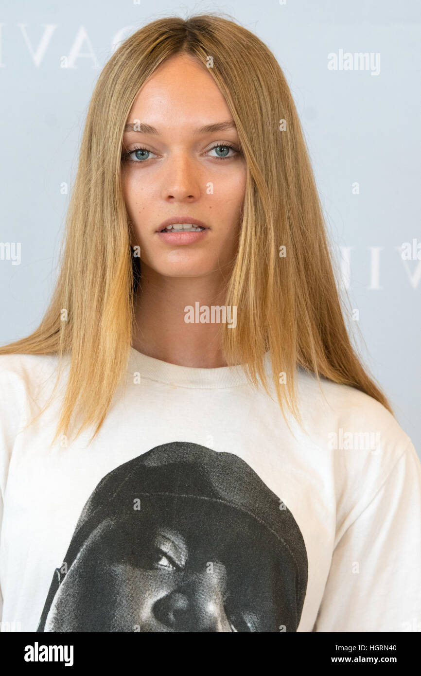 Sydney, Australien - 12. Januar 2017: David Jones Ambassador Jessica Gomes und Macgraw Designer und Schwestern Beth & Tessa Macgraw, neben David Jones Kopf Stylist, Fashion Director von JONES Magazine Thelma McQuillan beurteilt das Model-Casting für die David Jones Herbst Winter 2017 Sammlungen Launch Event. © Mjmediabox/Alamy Live-Nachrichten Stockfoto