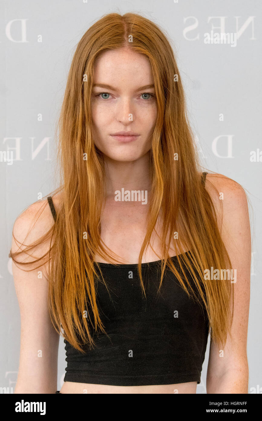 Sydney, Australien. 12. Januar 2017. David Jones Ambassador Jessica Gomes und Macgraw Designer und Schwestern Beth & Tessa Macgraw, neben David Jones Kopf Stylist, Fashion Director von JONES Magazine Thelma McQuillan beurteilt das Model-Casting für die David Jones Herbst Winter 2017 Sammlungen Launch Event. © Mjmediabox/Alamy Live-Nachrichten Stockfoto