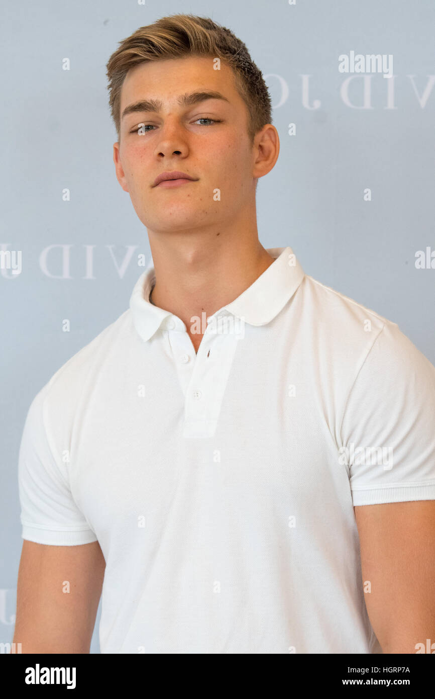 Sydney, Australien. 12. Januar 2017. David Jones Ambassador Jessica Gomes und Macgraw Designer und Schwestern Beth & Tessa Macgraw, neben David Jones Kopf Stylist, Fashion Director von JONES Magazine Thelma McQuillan beurteilt das Model-Casting für die David Jones Herbst Winter 2017 Sammlungen Launch Event. © Mjmediabox/Alamy Live-Nachrichten Stockfoto