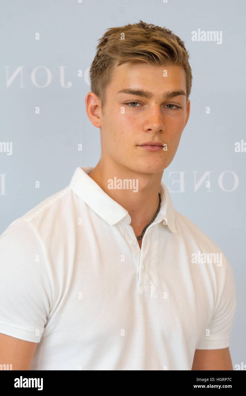 Sydney, Australien. 12. Januar 2017. David Jones Ambassador Jessica Gomes und Macgraw Designer und Schwestern Beth & Tessa Macgraw, neben David Jones Kopf Stylist, Fashion Director von JONES Magazine Thelma McQuillan beurteilt das Model-Casting für die David Jones Herbst Winter 2017 Sammlungen Launch Event. © Mjmediabox/Alamy Live-Nachrichten Stockfoto