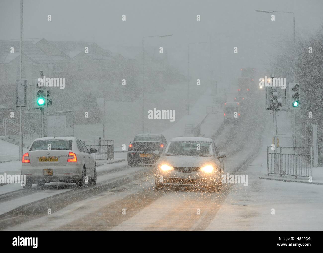 Parkhouse Road, Glasgow, Schottland, Großbritannien. 12., Januar 2017. Winterwetter. Wie prognostiziert, kam heute Schnee in Schottland an, wodurch die Fahrbedingungen auf den Straßen aufgrund der eingeschränkten Sicht gefährlich werden. Stockfoto