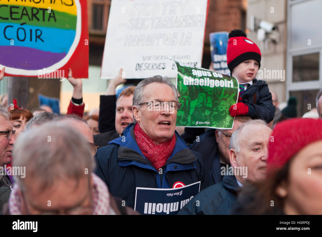 Belfast, UK. 12. Januar 2017. Bedford Street Belfast 12. Januar 2017. Gerry Kelly MLA mit anderen irischen Lautsprecher Protest außerhalb der Abteilung der Gemeinschaften, Causway austauschen Gebäude in Belfast, nach Stipendien von £50.000 für Gaeilic Klassenfahrten, irische Sprachraum von Donegal geschnitten wurden. Die DUP verrückt dieser Schnitt jetzt sagen, dass £50.000 benötigt, um das Programm auszuführen ist gefunden worden. © Bonzo/Alamy Live-Nachrichten Stockfoto