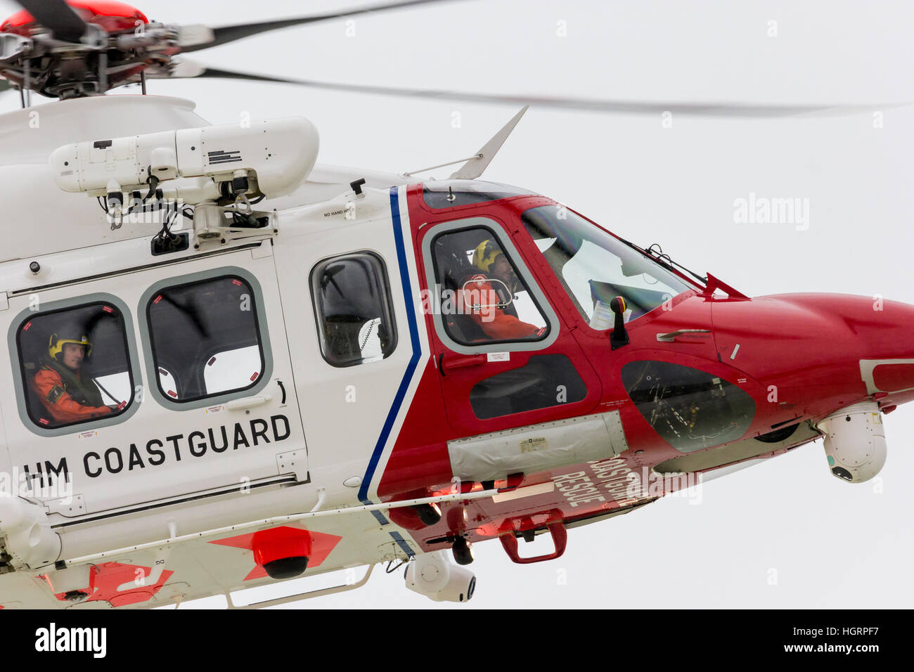 Beachy Head, East Sussex, Vereinigtes Königreich. 12. Januar 2017. Ein Helikopter der Coast Guard hilft bei der Suche nach einer Person geglaubt, um von den Klippen in der Nähe von Belle Toute Leuchtturm gefallen sind, nachdem ein verlassener Motorrad und Bekleidung gefunden wurden. Eine Leiche wurde später vom Strand unterhalb dieser berüchtigten Selbstmord vor Ort an der südlichen Küste von England.In Mai 2017 gefunden haben der Untersuchungsrichter, Alan Cruze festgestellt, dass das Opfer Ashleigh Connor Martin sein eigenes Leben genommen hatte. Bildnachweis: © Alan Fraser/Alamy Live-Nachrichten Stockfoto