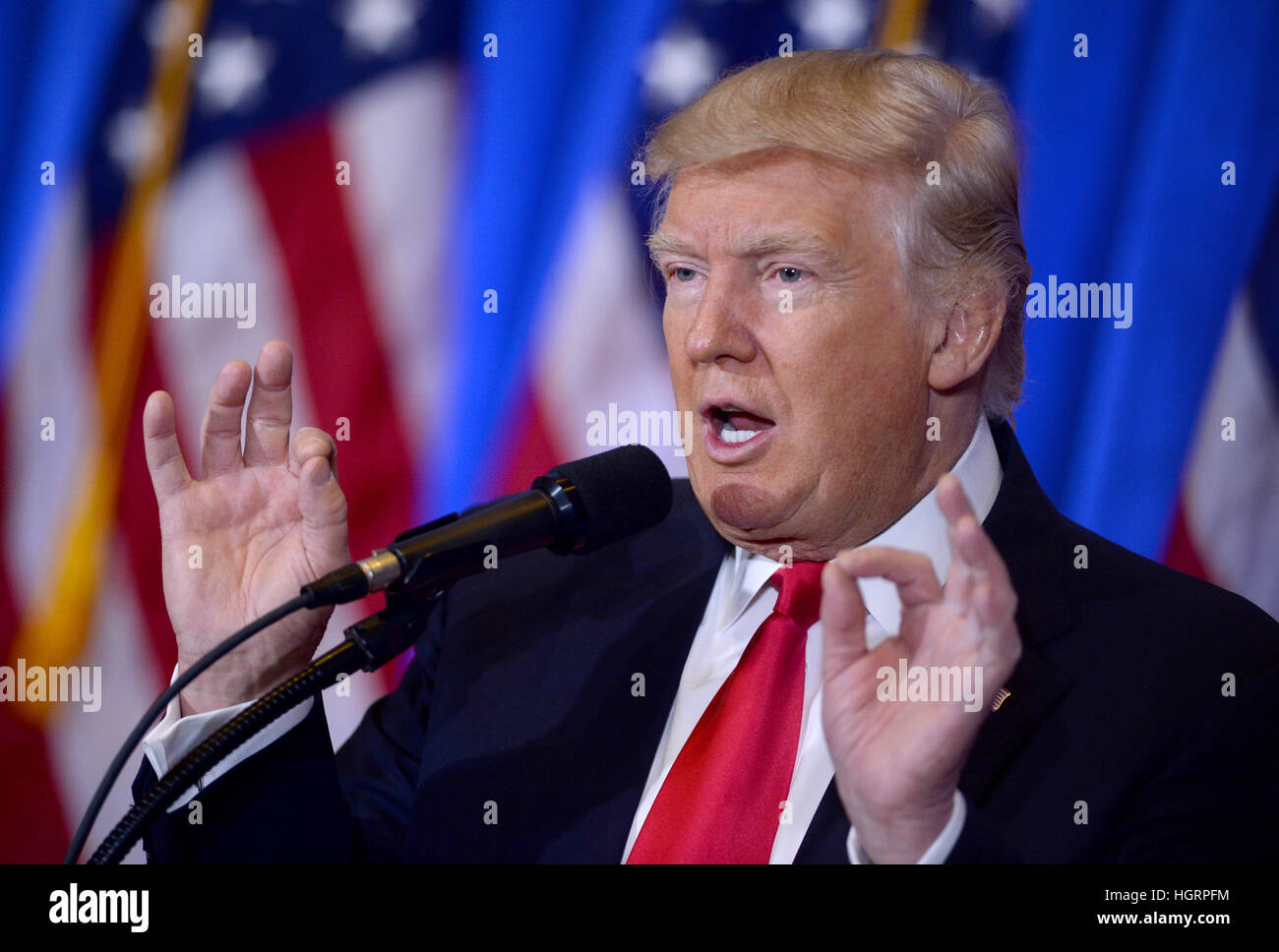 New York, NY, USA. 11. Januar 2017. Gewählter Präsident Donald Trump spricht während einer Pressekonferenz im Trump Tower in New York City am 11. Januar 2017. © Dennis Van Tine/Medien Punch/Alamy Live-Nachrichten Stockfoto