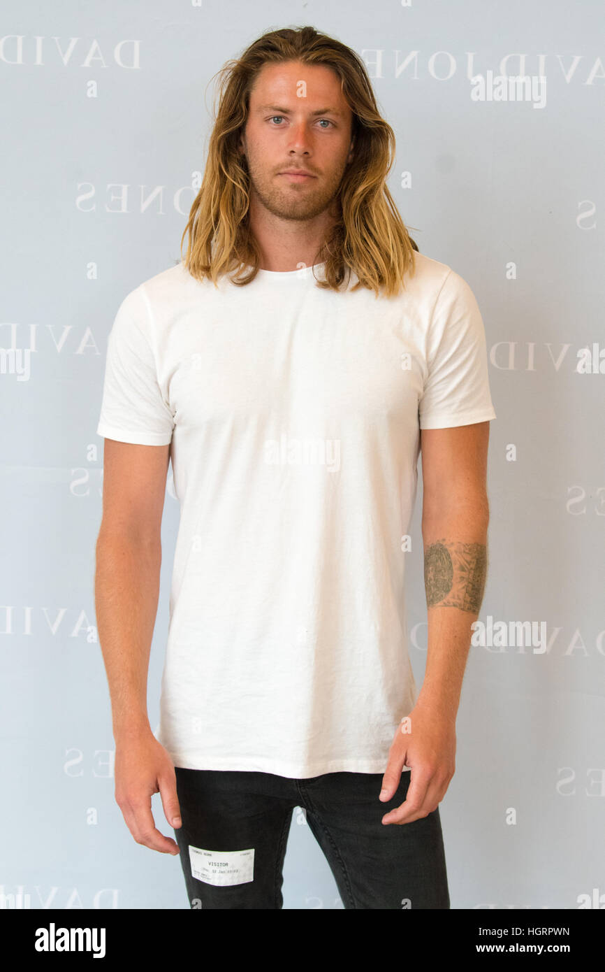 Sydney, Australien. 12. Januar 2017. David Jones Ambassador Jessica Gomes und Macgraw Designer und Schwestern Beth & Tessa Macgraw, neben David Jones Kopf Stylist, Fashion Director von JONES Magazine Thelma McQuillan beurteilt das Model-Casting für die David Jones Herbst Winter 2017 Sammlungen Launch Event. © Mjmediabox/Alamy Live-Nachrichten Stockfoto