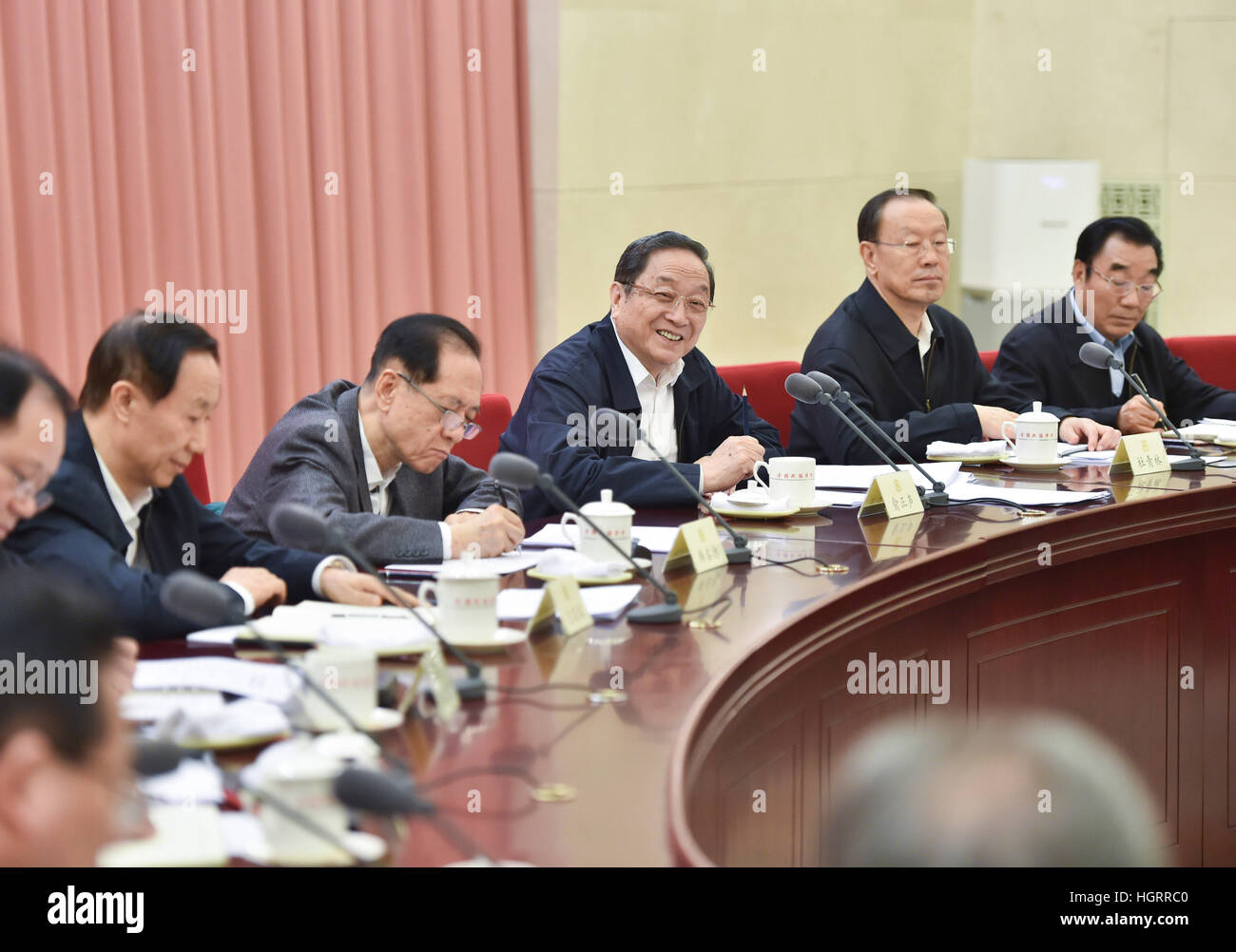 Peking, China. 12. Januar 2017. Yu Zhengsheng (3. R), Vorsitzender des Nationalkomitees des chinesischen Volkes der politischen Beratenden Konferenz (CPPCC), führt den Vorsitz in einem zweiwöchentlichen Beratungsgespräch zum Schutz und zur Förderung der chinesischen altehrwürdigen Marken in Peking, Hauptstadt von China, 12. Januar 2017. © Gao Jie/Xinhua/Alamy Live-Nachrichten Stockfoto