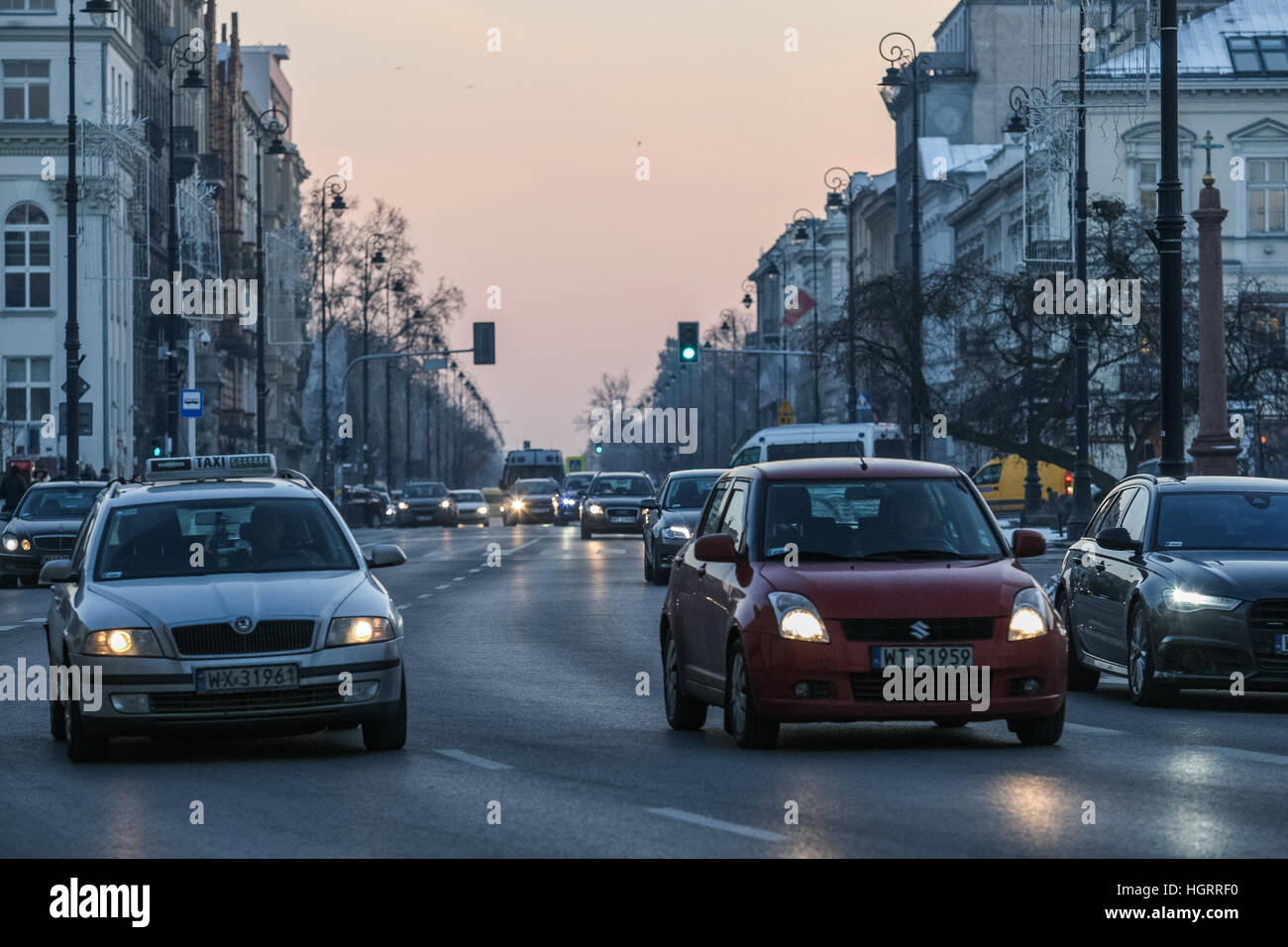 Warschau, Polen. 11. Januar 2017. Autos in der Schlange an der Aleje Weg-Straße sind in Warschau, die Hauptstadt von Polen am 11. Januar 2017 gesehen. Die polnische Hauptstadt angeboten kostenlosen die öffentlichen Verkehrsmittel zur Förderung der Bewohner, um ihr Auto zu Hause lassen und aufhören, einen Beitrag zu einem der weltweit schlimmsten Smog © Michal Fludra/Alamy Live News Stockfoto