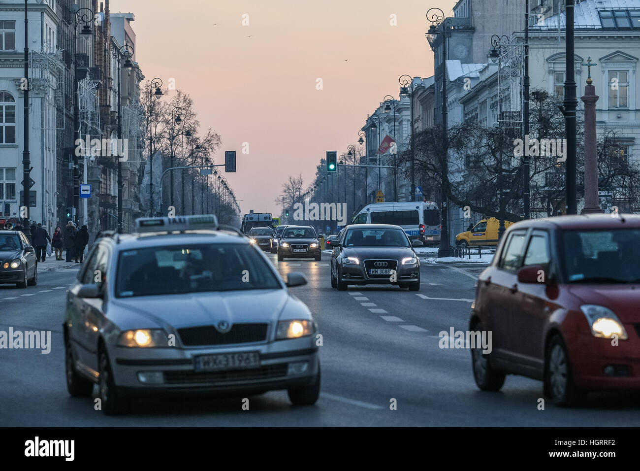 Warschau, Polen. 11. Januar 2017. Autos in der Schlange an der Aleje Weg-Straße sind in Warschau, die Hauptstadt von Polen am 11. Januar 2017 gesehen. Die polnische Hauptstadt angeboten kostenlosen die öffentlichen Verkehrsmittel zur Förderung der Bewohner, um ihr Auto zu Hause lassen und aufhören, einen Beitrag zu einem der weltweit schlimmsten Smog © Michal Fludra/Alamy Live News Stockfoto