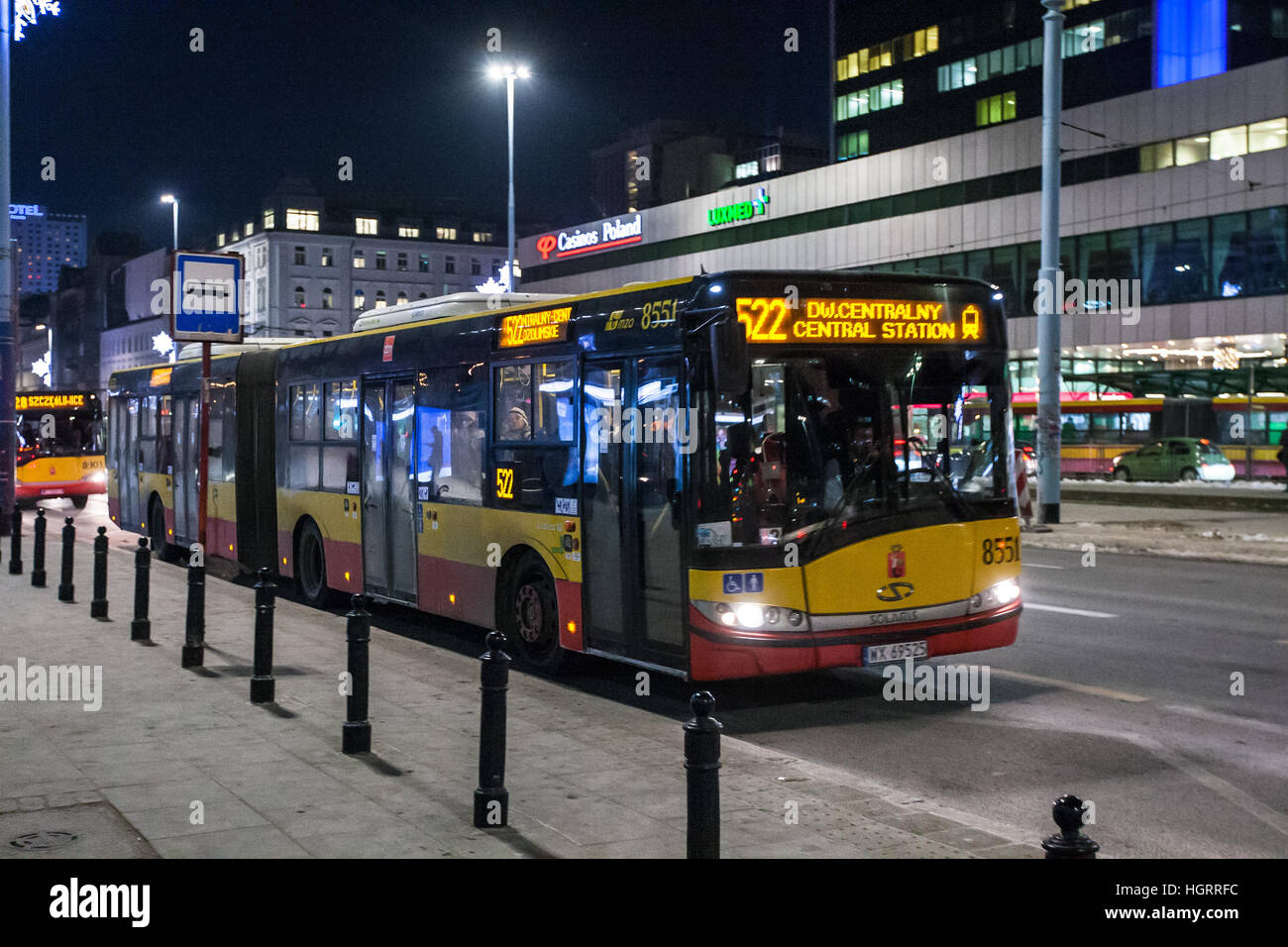 Warschau, Polen. 11. Januar 2017. Bus Linie Nr. 522 Solaris öffentlichen wird in Warschau, die Hauptstadt von Polen am 11. Januar 2017 gesehen. Die polnische Hauptstadt angeboten kostenlosen die öffentlichen Verkehrsmittel am Montag zu ermutigen Bewohner um ihr Auto zu Hause lassen und aufhören, einen Beitrag zu einem der weltweit schlimmsten Smog © Michal Fludra/Alamy Live News Stockfoto