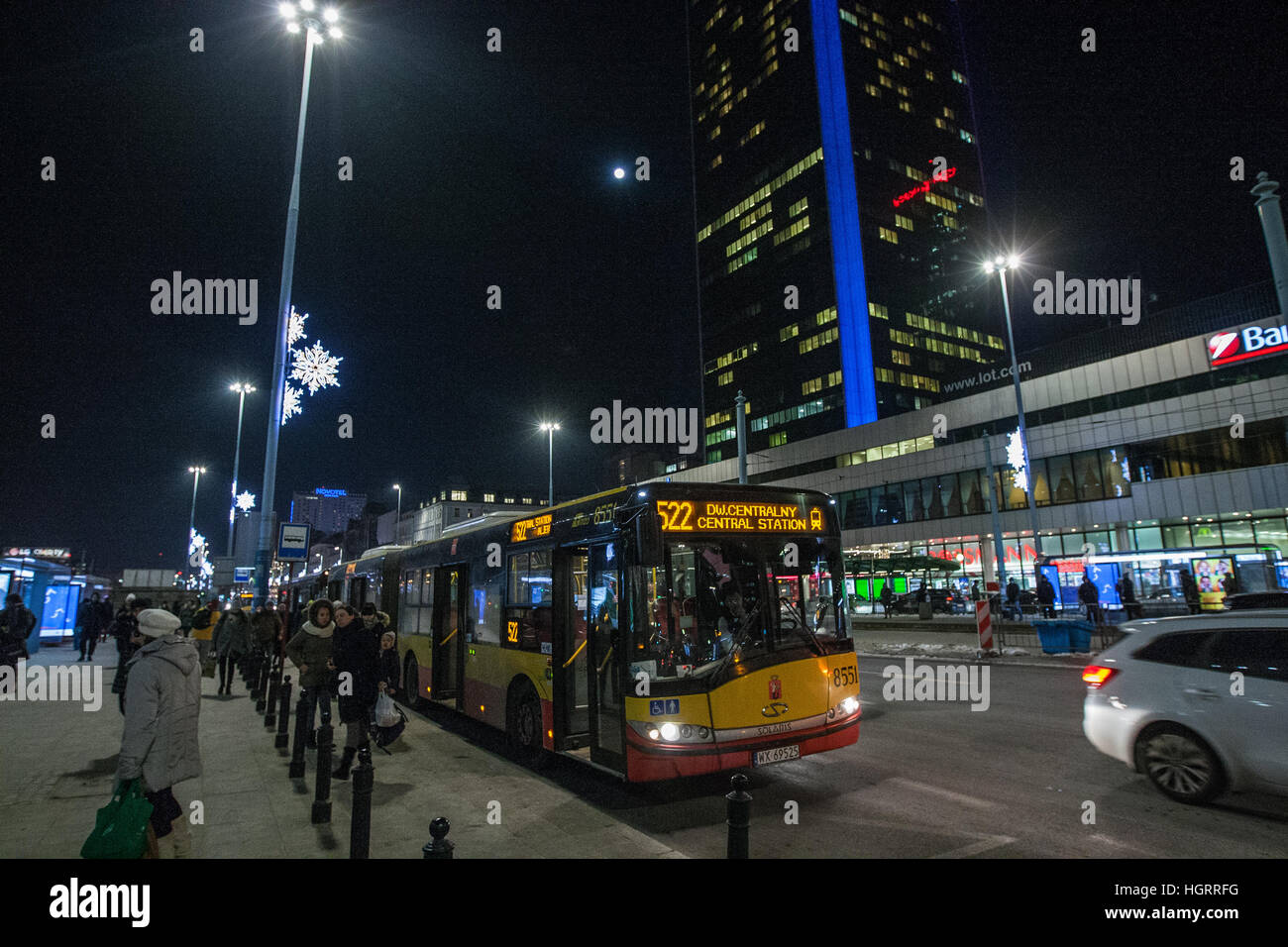 Warschau, Polen. 11. Januar 2017. Bus an der Bushaltestelle warten Menschen sind in Warschau, die Hauptstadt von Polen am 11. Januar 2017 gesehen. Die polnische Hauptstadt angeboten kostenlosen die öffentlichen Verkehrsmittel am Montag zu ermutigen Bewohner um ihr Auto zu Hause lassen und aufhören, einen Beitrag zu einem der weltweit schlimmsten Smog © Michal Fludra/Alamy Live News Stockfoto