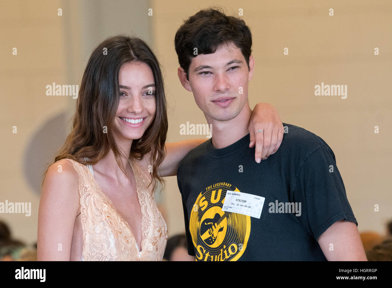 Sydney, Australien. 12. Januar 2017. David Jones Ambassador Jessica Gomes und Macgraw Designer und Schwestern Beth & Tessa Macgraw, neben David Jones Kopf Stylist, Fashion Director von JONES Magazine Thelma McQuillan beurteilt das Model-Casting für die David Jones Herbst Winter 2017 Sammlungen Launch Event. © Mjmediabox/Alamy Live-Nachrichten Stockfoto