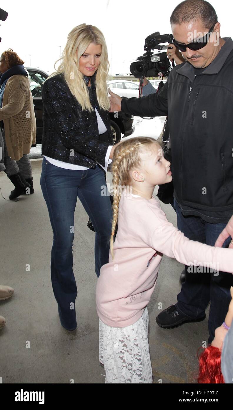 Los Angeles, Ca, USA. 12. Januar 2017. Jessica Simpson und Eric Johnson mit ihren Kindern gesehen, Maxwell und Ace am LAX Flughafen am Jaunary 12, 2017. © John Misa/Media Punch/Alamy Live-Nachrichten Stockfoto