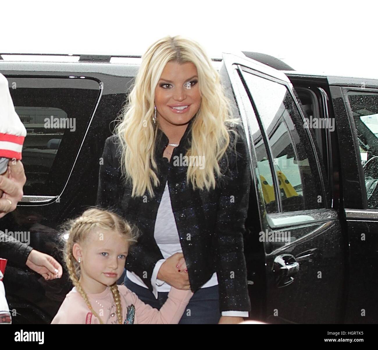 Los Angeles, Ca, USA. 12. Januar 2017. Jessica Simpson und Eric Johnson mit ihren Kindern gesehen, Maxwell und Ace am LAX Flughafen am Jaunary 12, 2017. © John Misa/Media Punch/Alamy Live-Nachrichten Stockfoto