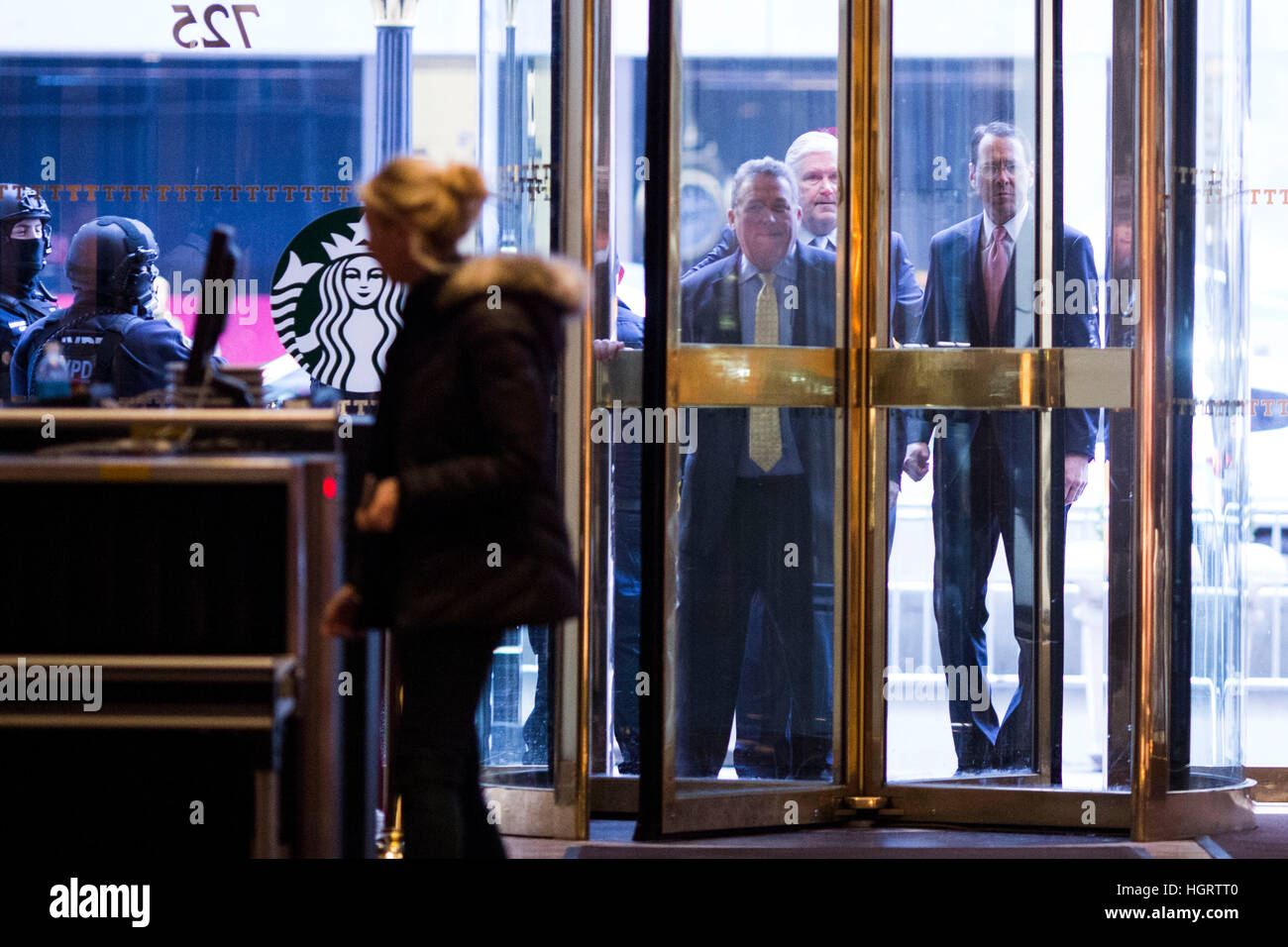 Randall Stephenson, kommt der CEO von AT&T (ganz rechts) im Trump Tower in Manhattan, New York, USA, am Donnerstag, Donnerstag, 12. Januar 2017. Bildnachweis: John Taggart/Pool über CNP /MediaPunch Stockfoto