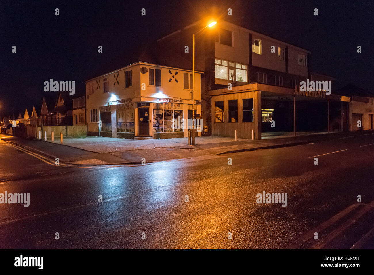 Essex, England. 13. Januar 2017. Niedrig gelegenen Wohnungen und Geschäftsräume an der Hauptstraße hinter dem Deich am Jaywick in Essex in den frühen Morgenstunden des Freitag 13.. Essex Police haben Bewohner beraten, dass eine vollständige Evakuierungsplan ab 07:00 am Freitagmorgen wegen der Gefahr von Überschwemmungen durch Hochwasser und Sturmflut in der Nordsee umgesetzt wird. Stockfoto