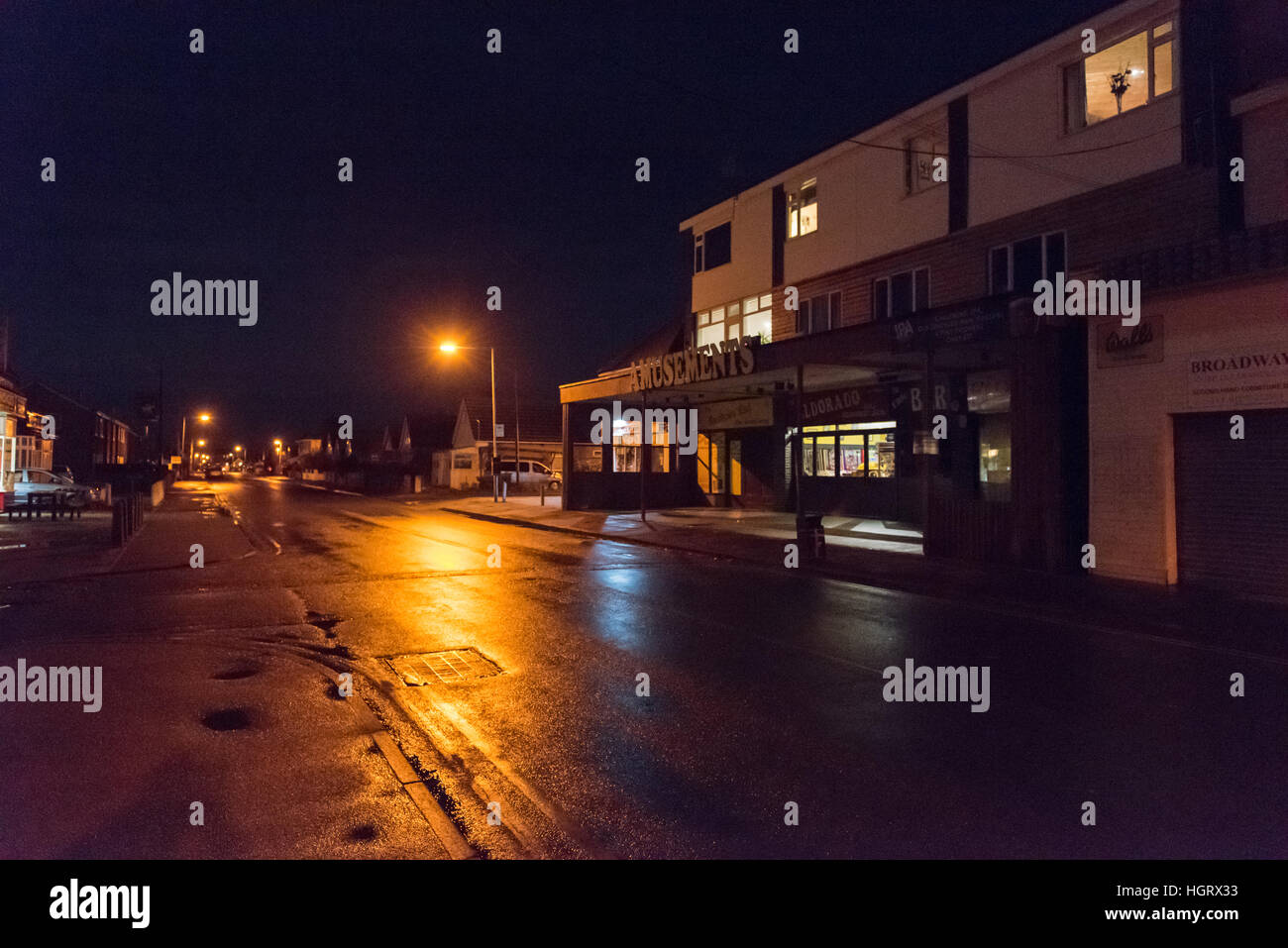 Essex, England. 13. Januar 2017.  Niedrig gelegenen Wohnungen und Geschäftsräume an der Hauptstraße hinter dem Deich am Jaywick in Essex in den frühen Morgenstunden des Freitag 13.. Essex Police haben Bewohner beraten, dass eine vollständige Evakuierungsplan ab 07:00 am Freitagmorgen wegen der Gefahr von Überschwemmungen durch Hochwasser und Sturmflut in der Nordsee umgesetzt wird. Gary Eason/Alamy Live-Nachrichten Stockfoto