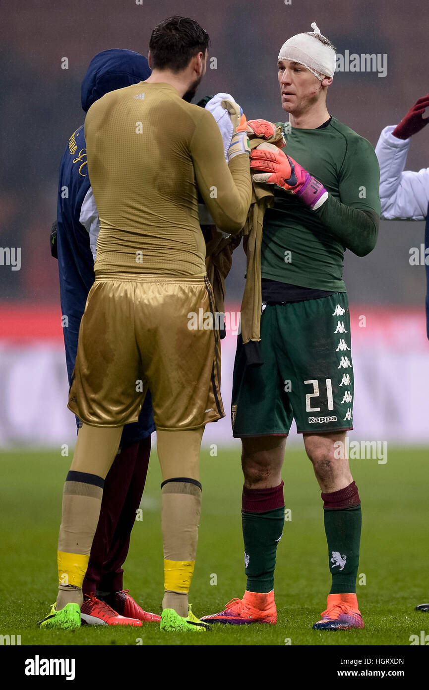 Mailand, Italien. 12. Januar 2017. Gianluigi Donnarumma (links) tauschen von AC Milan und Joe Hart von Torino FC ihre Trikots am Ende der Tim Cup Fußballspiel zwischen AC Milan und FC Turin. Bildnachweis: Nicolò Campo/Alamy Live-Nachrichten Stockfoto