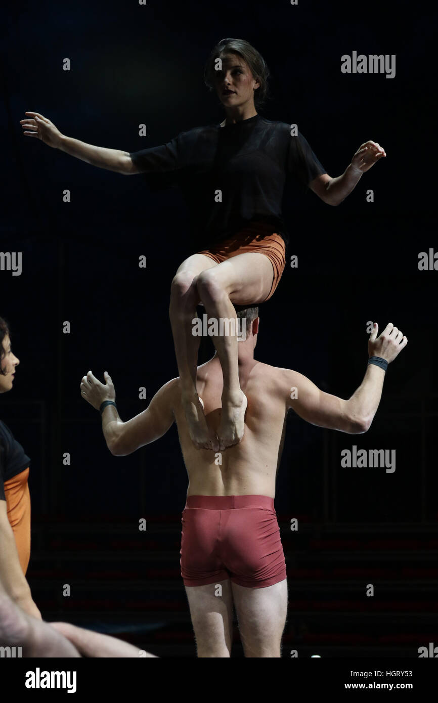 Sydney, Australien. 13. Januar 2017. Ausgeführt von 12-22 Januar, ist Circus City eine dynamische Feier des Zirkus im Riverside Theater und Prinz Alfred Square Park in Parramatta für das Sydney Festival. Im Bild: Welt-Premiere von "Menschen" von Queensland Circa, unter der Regie von Yaron Lifschitz, Kombination von Sensibilitäten und Ästhetik von zeitgenössischem Tanz und Theater mit Phernomenal akrobatischen Fähigkeiten bei den Spaghetti Zirkus Zirkuszelt, Prinz Alfred Platz. Bildnachweis: © Richard Milnes/Alamy Live-Nachrichten Stockfoto