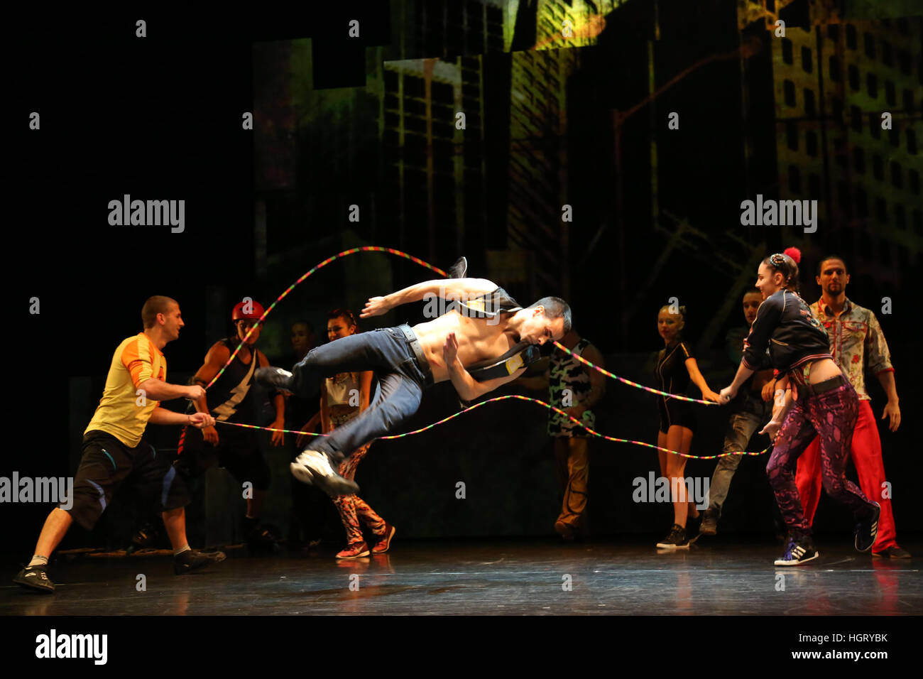 Sydney, Australien. 13. Januar 2017. Ausgeführt von 12-22 Januar, ist Circus City eine dynamische Feier des Zirkus im Riverside Theater und Prinz Alfred Square Park in Parramatta für das Sydney Festival. Im Bild: Australian exklusive 'iD' von Cirque Éloize, Kanada, eine hochenergetische Mischung der Zirkuskunst und urban Dance mit fünfzehn Akrobaten, Artisten, hip Hop und Break-Tänzer. Bildnachweis: © Richard Milnes/Alamy Live-Nachrichten Stockfoto